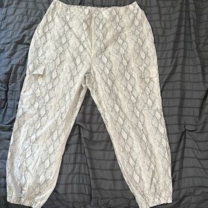Forever 21 Plus Size Printer cargo pants. Scrunch ankle